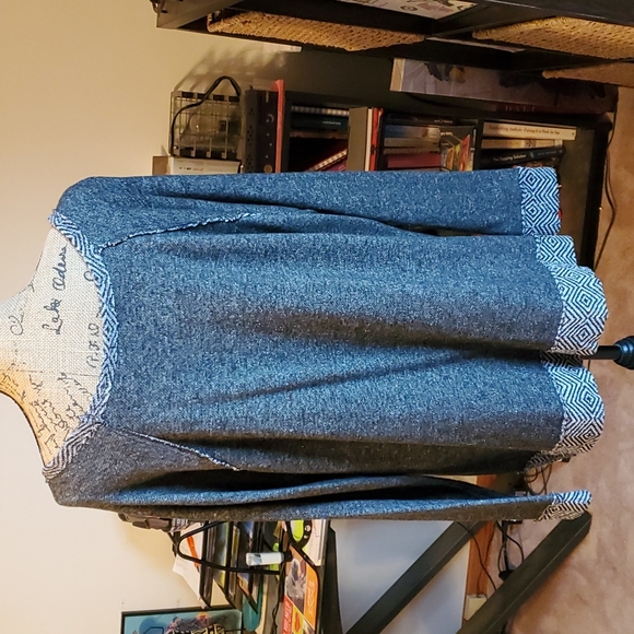Maurices gray sweatshirt with black chevron print on edges size 1X - Picture 4 of 16